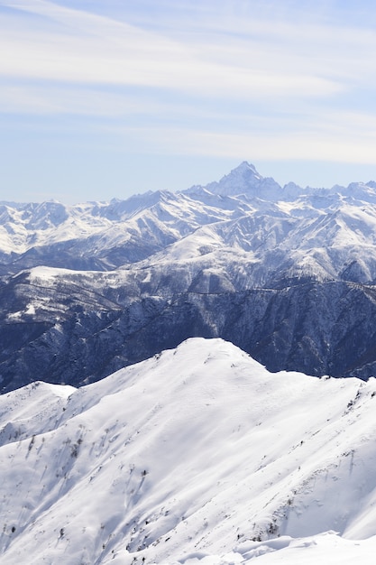 Paisagem cênico do inverno nos cumes italianos com neve.