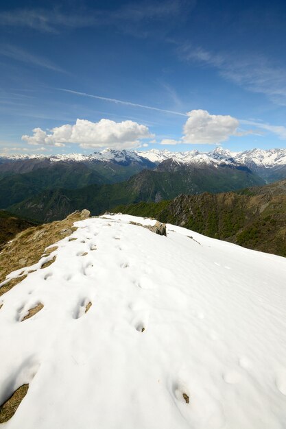 Foto paisagem cênico do inverno nos cumes italianos com neve.