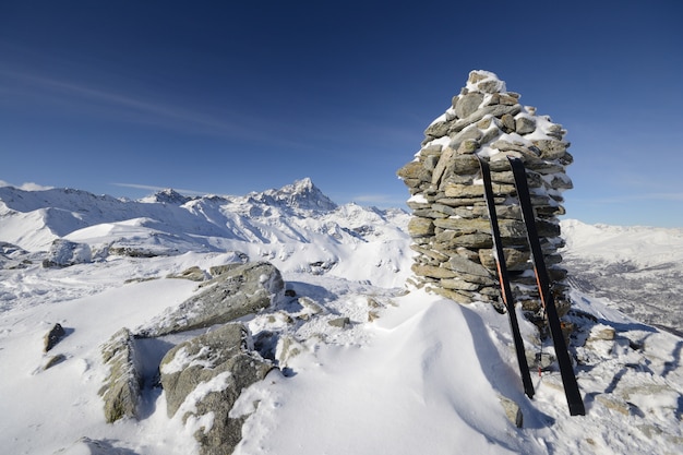 Paisagem cênico do inverno nos cumes italianos com neve.