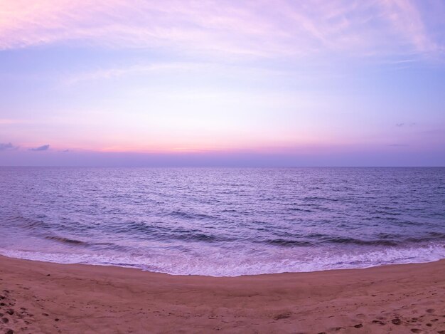 Paisagem céu ao pôr-do-solnatureza bonita luz cedo ou nascer do sol sobre o mar