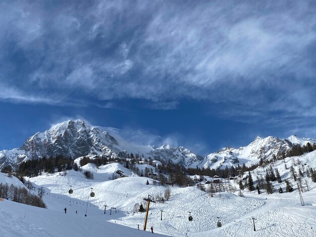 Foto paisagem coberta de neve contra o céu