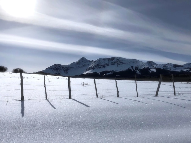 Foto paisagem coberta de neve contra o céu