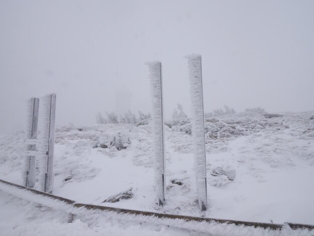 Foto paisagem coberta de neve contra o céu