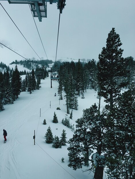 Foto paisagem coberta de neve contra um céu claro