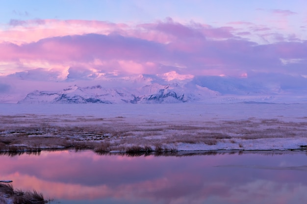 Paisagem colorida com o nascer do sol de inverno na montanha