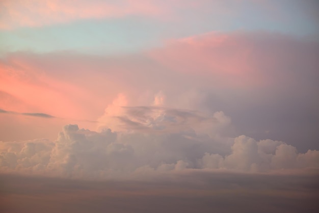 Paisagem colorida da noite com nuvens de cor pastel suave no céu do pôr do sol aquarela Fundo abstrato da natureza