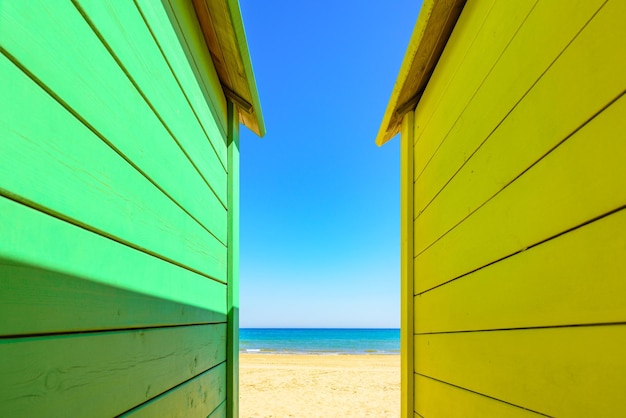 Foto paisagem colorida da praia à beira-mar