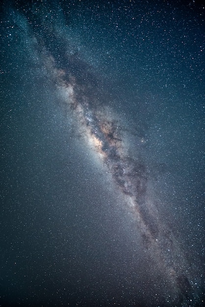 Paisagem com a Via Láctea. Céu noturno com estrelas. Fotografia de longa exposição.