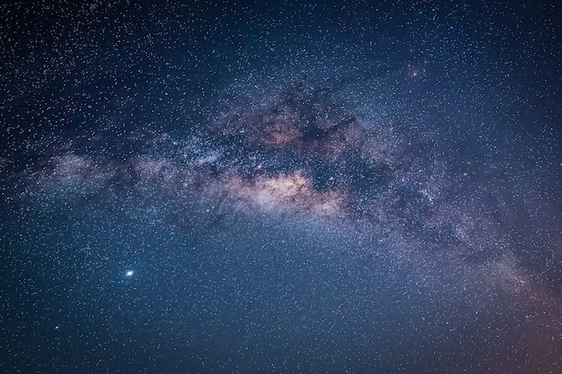 Paisagem com a Via Láctea. Céu noturno com estrelas.