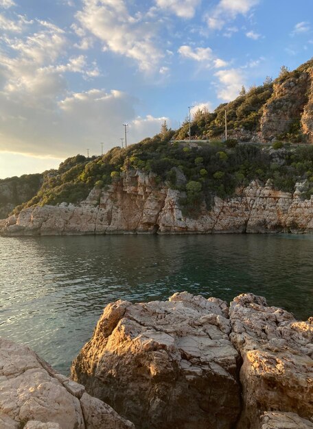 Paisagem com árvores de penhasco de rochas e o mar