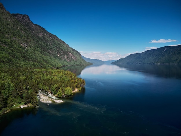 Paisagem com barcos no lago de água com vista para as montanhas. Lago Teletskoye Altai na Sibéria.