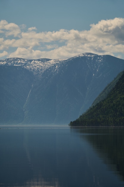 Paisagem com barcos no lago de água com vista para as montanhas. Teletskoye Lago Altai na Sibéria.