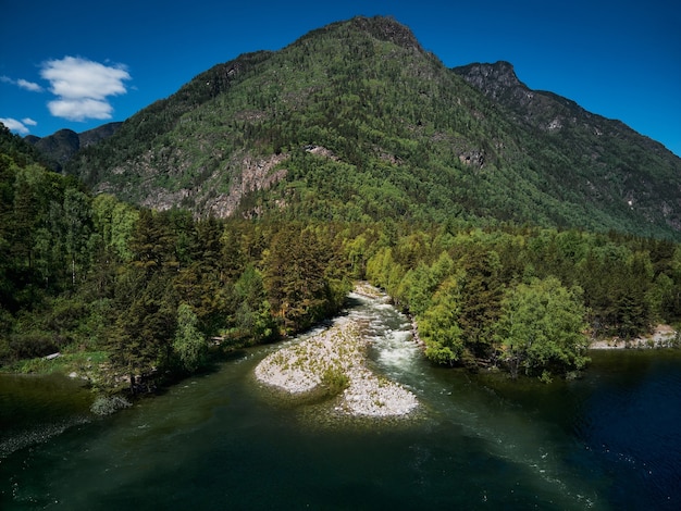 Paisagem com barcos no lago de água com vista para as montanhas. teletskoye lago altai na sibéria.