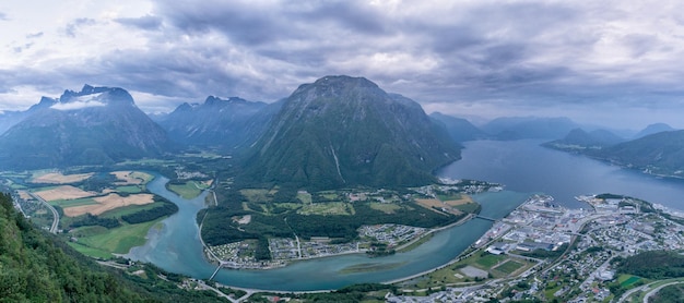 Foto paisagem com bela vista do fiorde eikesdalen da noruega a partir dos olhos dos pássaros