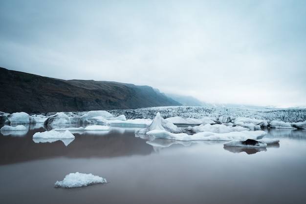 Paisagem com blocos de gelo no lago glacial fjallsarlon