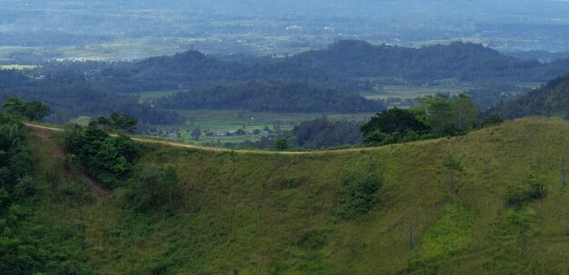 paisagem com campo, colina e montanhas