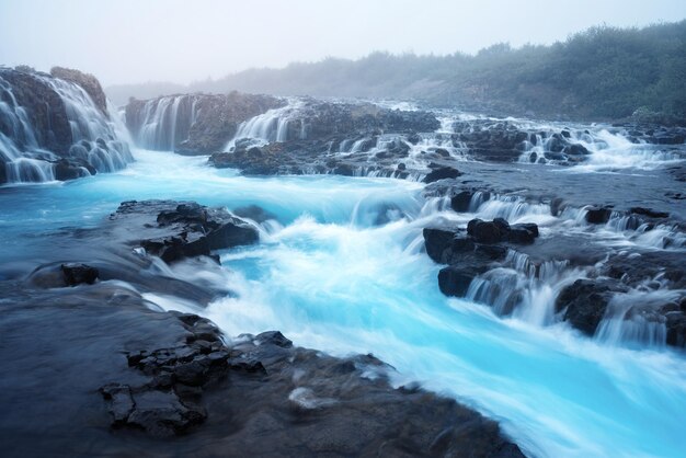 Paisagem com cascata Bruarfoss na Islândia