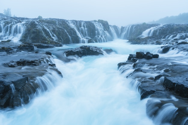 Paisagem com cascata Bruarfoss