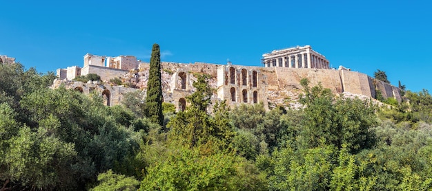 Paisagem com colina da Acrópole Atenas Grécia A famosa Acrópole é a principal atração turística de Atenas Vista panorâmica panorâmica das ruínas da Grécia Antiga