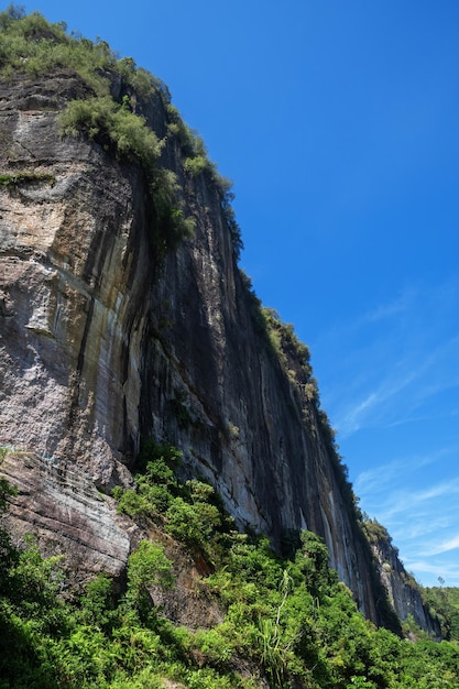 paisagem com colina e céu