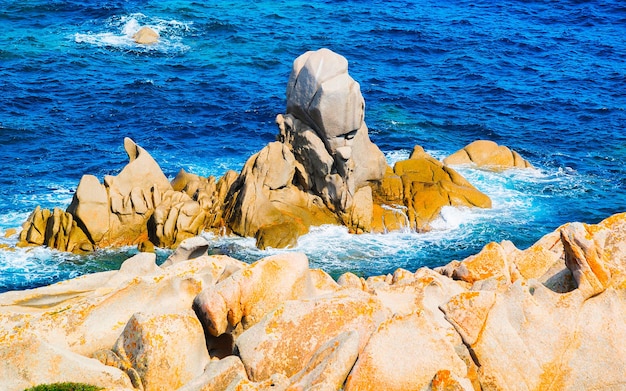Paisagem com costa rochosa de Capo Testa em Santa Teresa Gallura no mar Mediterrâneo na ilha da Sardenha no verão Itália. Cenário da província de Cagliari. Mídia mista.
