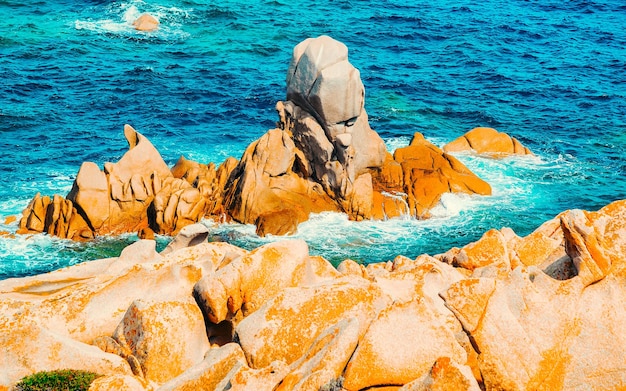 Paisagem com costa rochosa de Capo Testa em Santa Teresa Gallura no mar Mediterrâneo na ilha da Sardenha no verão Itália. Cenário da província de Cagliari. Mídia mista.