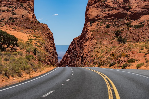 Paisagem com estrada de pedras contra altas montanhas rochosas