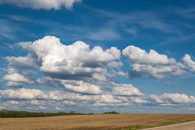 Paisagem com fundo de céu azul e grandes nuvens brancas de stratus cirrus listradas