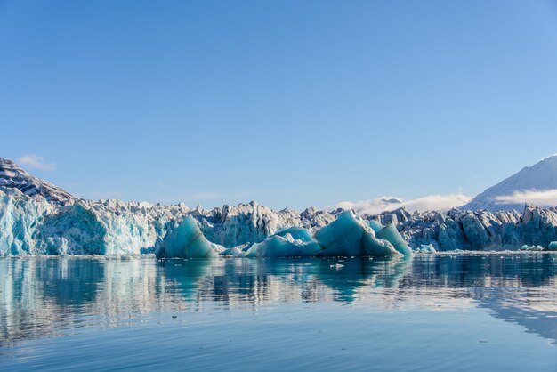 Paisagem com geleira em Svalbard no horário de verão. Tempo ensolarado.