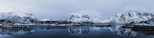 Paisagem com lindo lago de inverno e montanhas nevadas nas Ilhas Lofoten, no norte da Noruega. Vista panorâmica