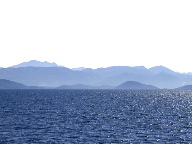 Paisagem com mar e montanhas isoladas em fundo branco transparente