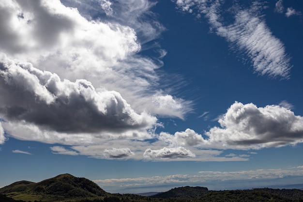 Foto paisagem com montanhas e nuvens em dia claro