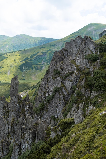 Paisagem com montanhas e nuvens. Rochas. Destino turístico para caminhadas