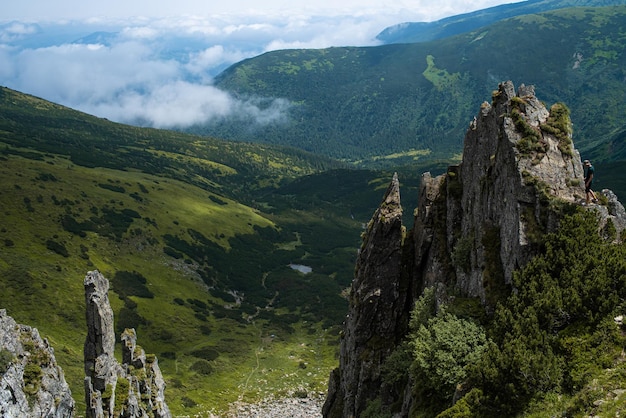 Paisagem com montanhas e nuvens. Rochas. Destino turístico para caminhadas