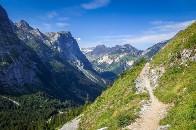 Paisagem com montanhas e trilhas no parque nacional Pralognan la Vanoise