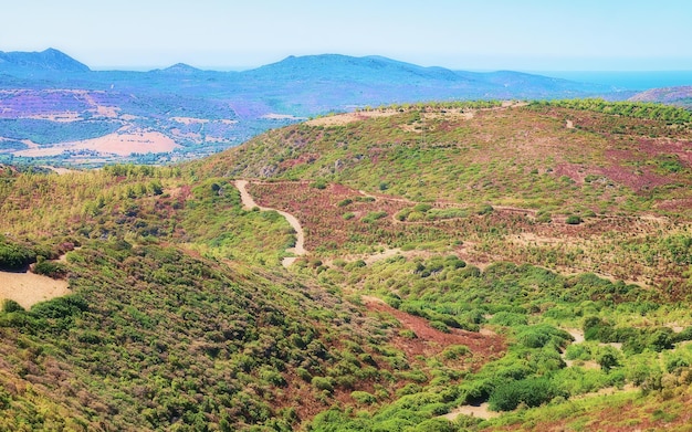 Paisagem com montanhas em teulada, província de cagliari, sardenha, na itália