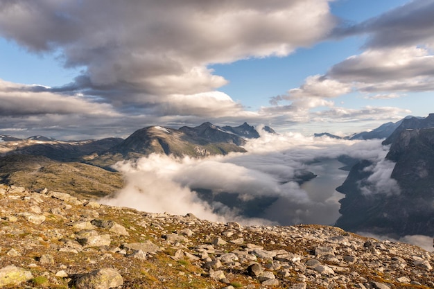 Foto paisagem com o belo fiorde norueguês eikesdalen vista matinal a partir do olho de pássaro