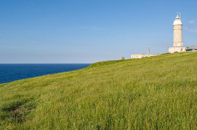 Foto paisagem com o farol de cabo mayor ao fundo santander espanha