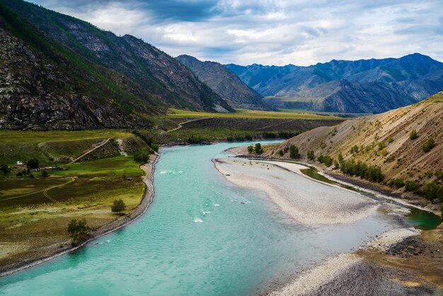 Paisagem com o rio Katun nas montanhas de Altai no outono. Rússia