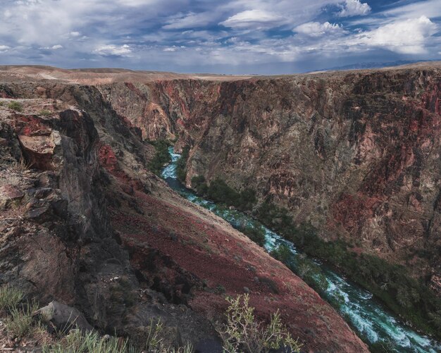 Foto paisagem com panorama do black charyn canyon no cazaquistão no verão sob um céu nublado