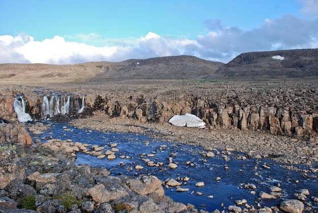 Paisagem com pedras e uma cachoeira