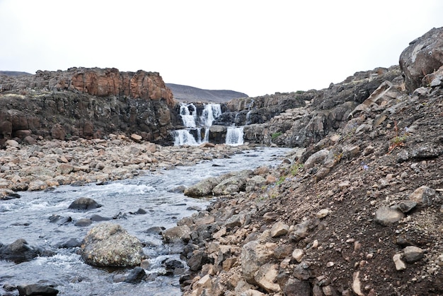 Paisagem com pedras e uma cachoeira