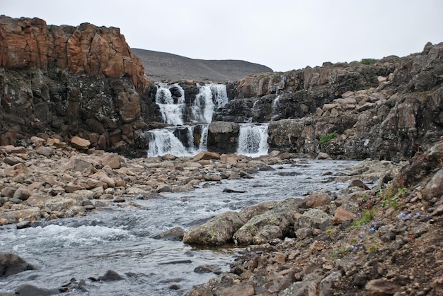 Paisagem com pedras e uma cachoeira