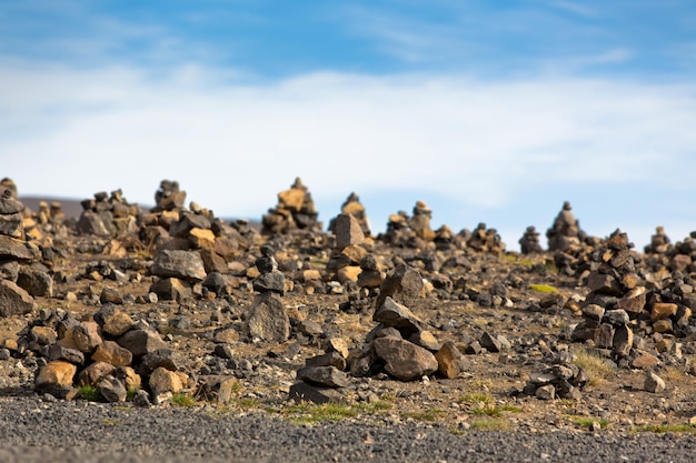 Paisagem com pirâmides de pedras Islândia