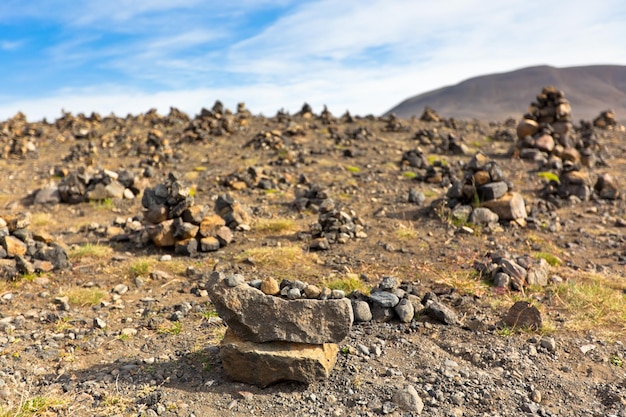 Paisagem com pirâmides de pedras Islândia