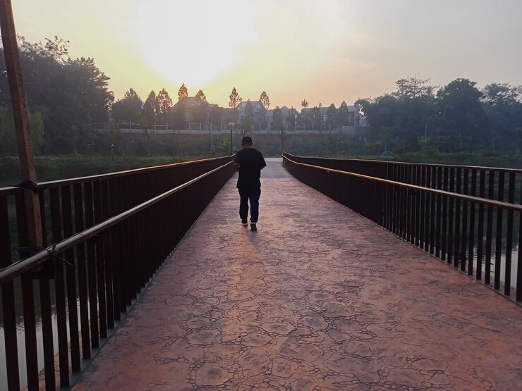 Foto paisagem com pista de corrida em um parque verde pista de corrida no parque ao lado do reservatório