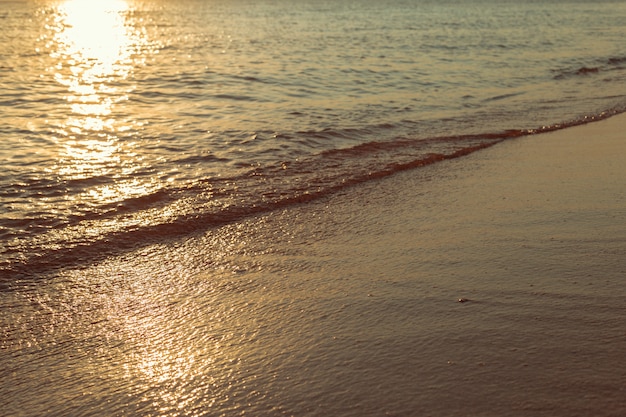 Paisagem com pôr do sol do mar na praia