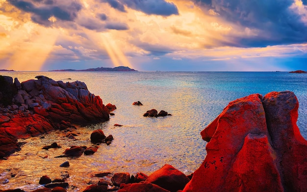 Paisagem com pôr do sol romântico na praia de Capriccioli na Costa Smeralda do mar Mediterrâneo na ilha da Sardenha, na Itália. Céu com nuvens. Província de Porto Cervo e Olbia. Mídia mista.