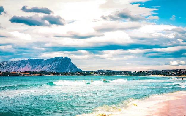 Paisagem com praia de La Cinta e mar Mediterrâneo e ilha de Tavolara na Sardenha na Itália no verão. Vista da paisagem na praia da Sardenha na Sardenha. província de Ólbia. Mídia mista.