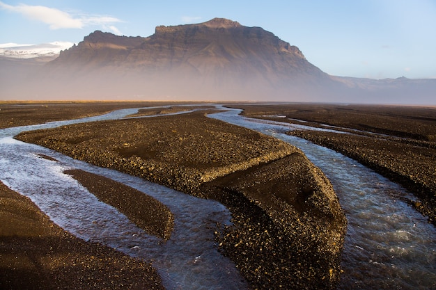 Paisagem com rio de águas claras na Islândia